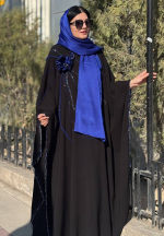مانتو عبایی مشکی با گل آبی کاربنی - تصویر 3